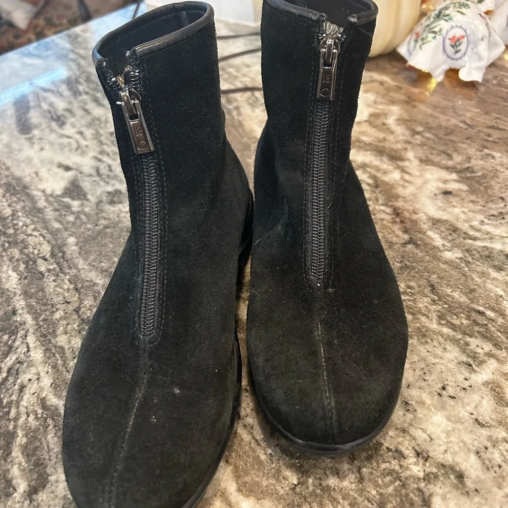 La CANADIENNE Black suede Ankle Boot, 6.5, soft lining. Has wear/stains but GUC - Picture 1 of 11